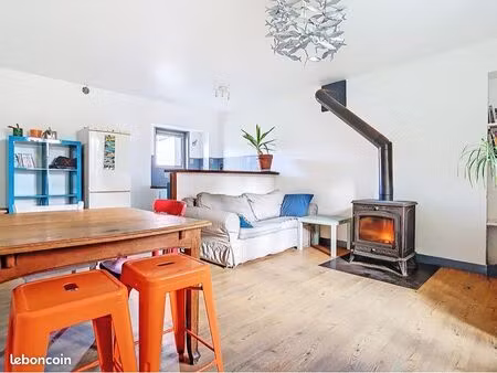 t2 meublé avec chauffage au bois et clim réversible