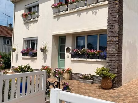 maison individuelle magnifique à l'intérieur comme à l'extérieur  avec un parking pour plu