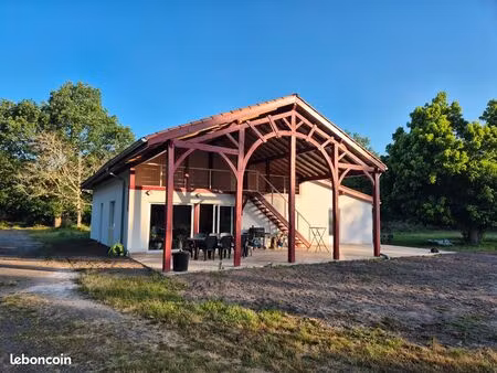 maison isolée dans la forêt