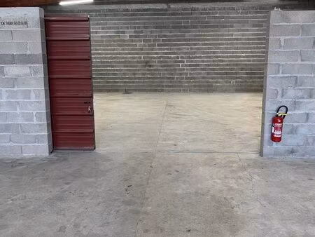 dépôt / stockage 100m2