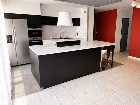 ? appartement t5 de 100 m² – 3 chambres  bureau  balcon plein sud  garage et parking sécur
