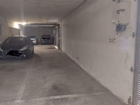 place de parking couverte + place libre