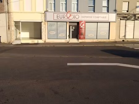 local commercial refait à neuf face à un grand parking gratuit de 150 places