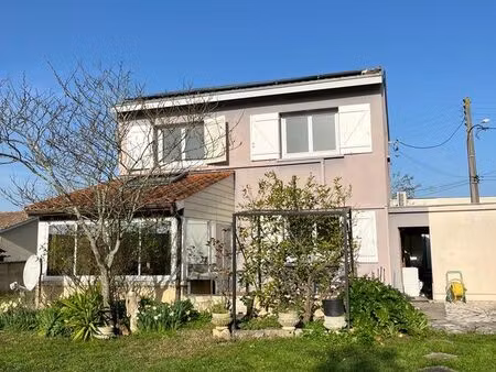 maison très économique équipée de panneaux solaires  et de pompes à chaleur