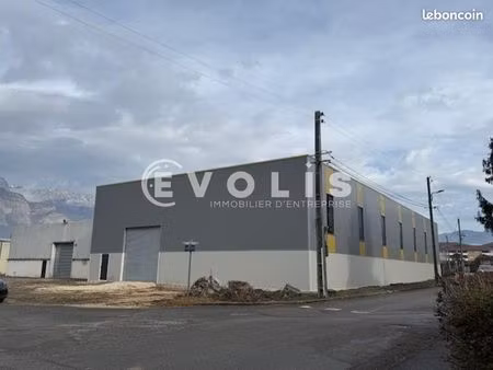 local d'activité 840 m²