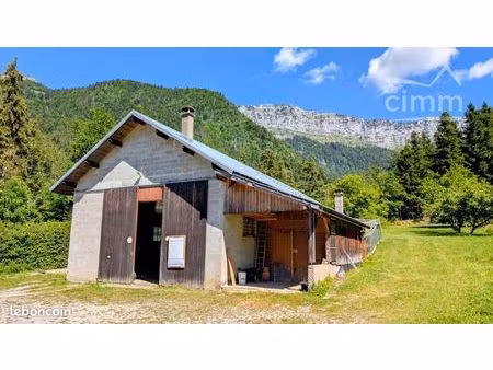 local 819 m² saint-pierre-d'entremont