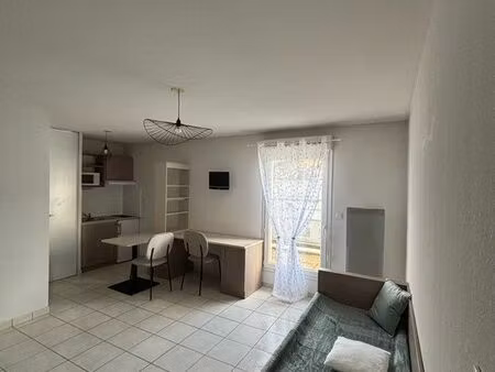 studio meublé avec balcon