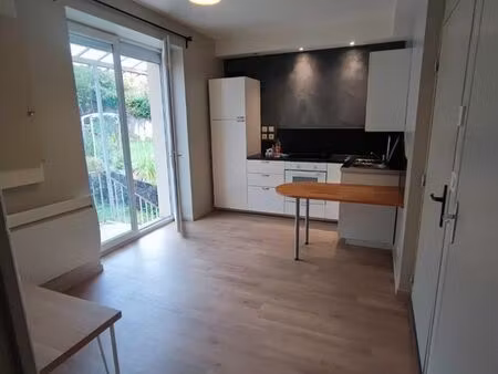 particulier loue t1 25m2 ( terrasse couverte 13m2 et jardinet 15m2 privatifs ) idéal etudi
