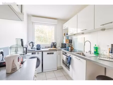 coup de cœur pour cet appartement avec vue sur des arbres