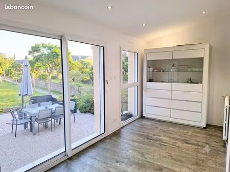 maison avec jardin et garage. 155m2