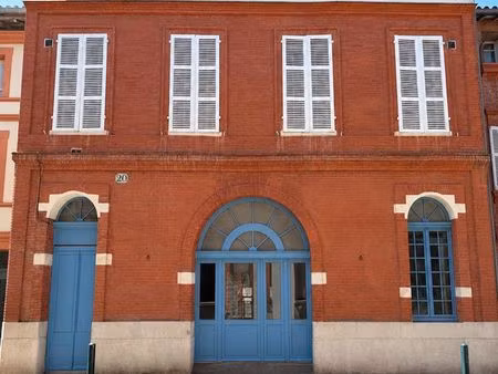 local professionnel 42 m² – adresse stratégique – 200 m palais de justice – double accès –
