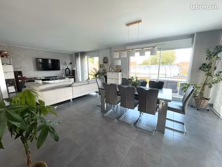 villa contemporaine avec piscine