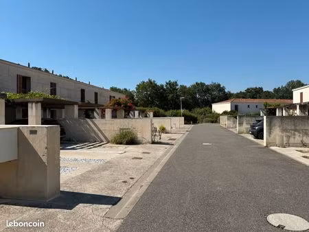 villa t3 mitoyenne avec jardin et parking à cornebarrieu