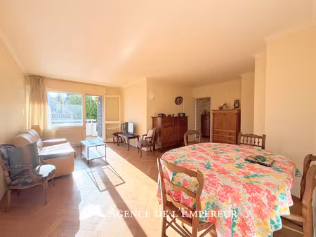 grand 3 pièces avec terrasse  box et cave  à deux pas du cen