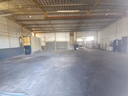 a louer hangar + 2 bureaux + sanitaires à sainte suzanne sec