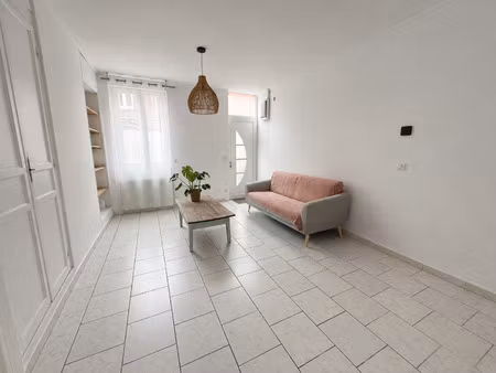 maison 2 chambres + 1 bureau et une cour exposée est