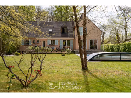 maison contemporaine avec piscine dans un cadre verdoyant d'exception