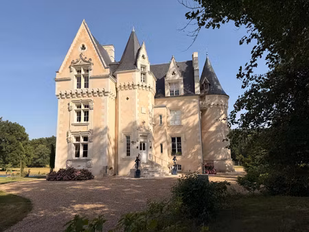 élegant manoir ou chateau sur 24 hectares dont 2 hectares de parc piscine parking