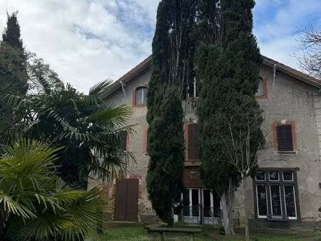 rare sur le secteur  manoir du 19ème siècle situé dans un écrin de verdure  coup de cœur a