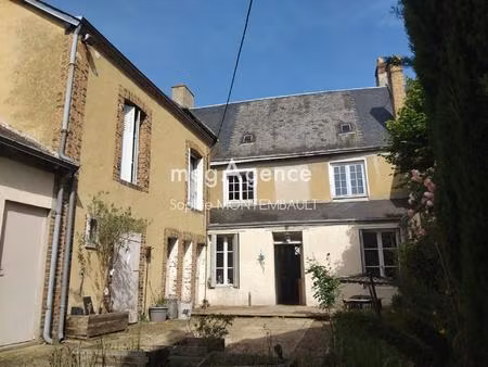 maison de ville avec cour  places de parking  au cœur de mondoubleau