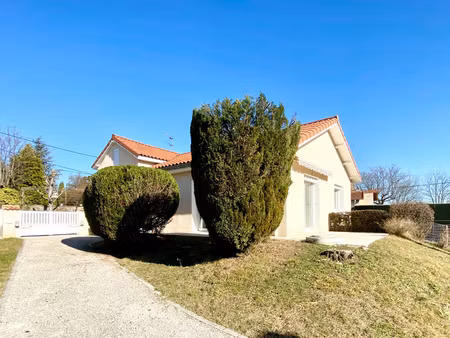 maison impeccable de plain-pied au calme avec sous-sol compl