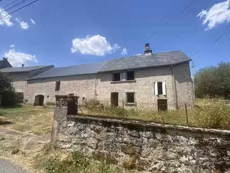 maison en pierre située dans un petit hameau calme en impasse