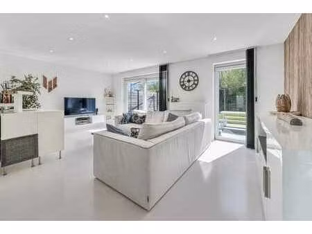 recente en enorm lichtrijke half open bebouwing met veel ...