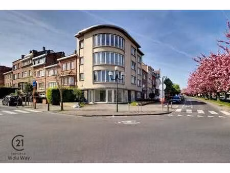 espace professionnel d’angle avec 95 m² d’extérieurs privati