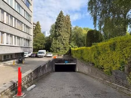 evere  emplacement de parking interieur