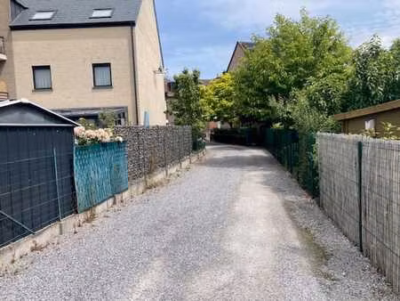 batterie de 10 garages avec portes (très bien située)
