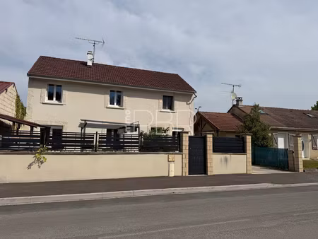 maison individuelle avec terrasses et jardin