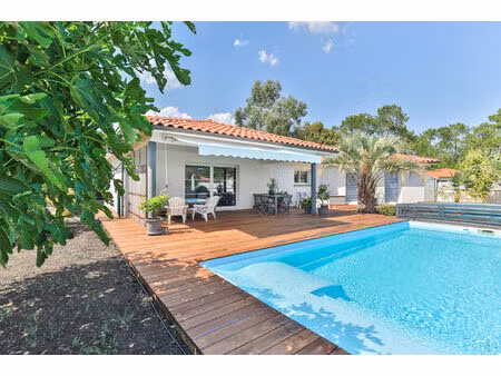 maison 3 chambres et bureau piscine sur 700m² de terrain.