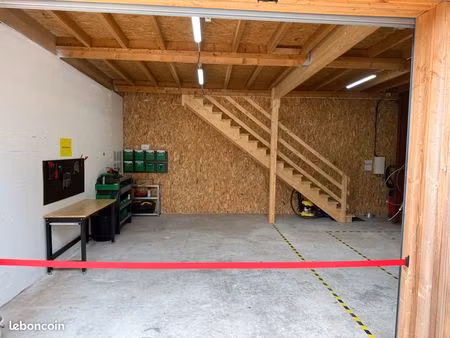 bâtiment d’activité / dépôt / bureaux avec parking sécurisé