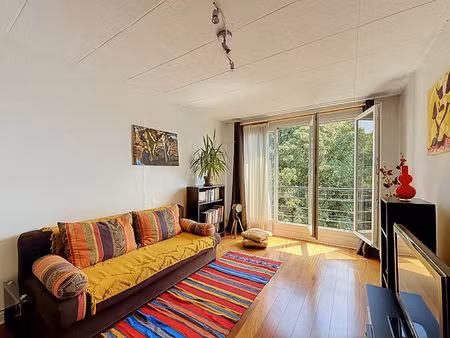 montreuil  rue rochebrune  10min du metro  au calme sur jardin  dernier etage  beau 2 piec