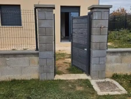 dans une maison neuve avec jardin loué chambre meublée