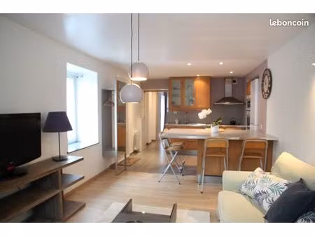 t2 meublé de 43 m² avec terrasse de 9 m² et parking – 1350 eur
