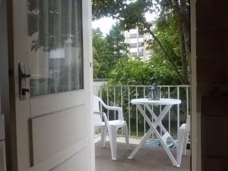 studio meublé avec balcon – dans maison avec entrée privative