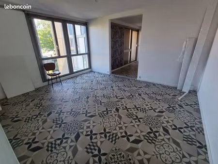 quasi-appartement meublé 28 m² + balcon (env. 33 m²) – saint-denis université – 1 190 cc