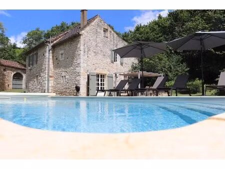 maison de vacances authentique français avec grange et piscine