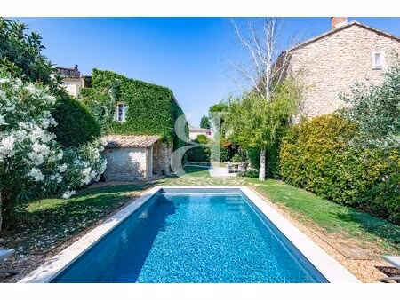 charmante maison en pierres au coeur du village avec piscine et