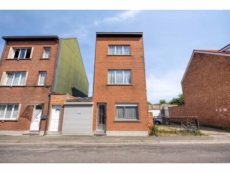 te renoveren woning met garage en tuin