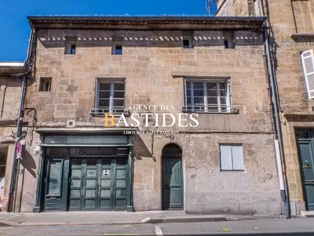 immeuble à usage d'habitation avec cour et garage