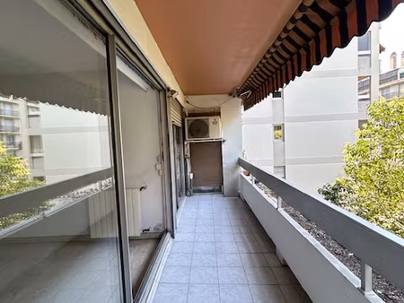chartreux t3 de 72 m2 : terrasse : cave : box