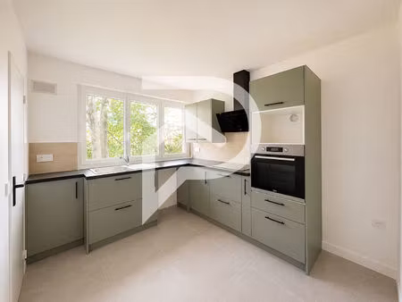 à louer appartement 3 pièces entièrement rénové avec balcon  parking et cave verneuil-sur-