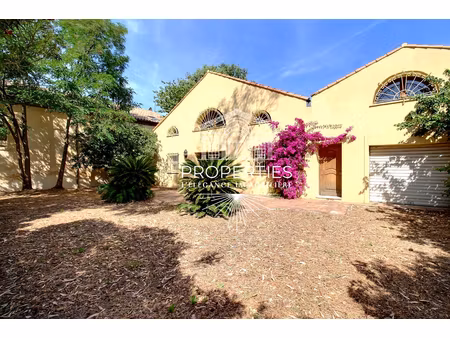 la crau - grande maison de caractère 197m2- terrain plat piscinable en coeur de village - 