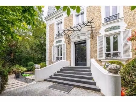 triangle d'or  belle propriété avec maison de maître et maison annexe sur jardin et piscin