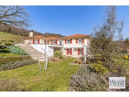maison de caractère avec grand terrain de 4 600 m² et nombreuses prestations