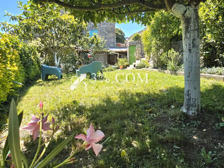 spacieuse maison en pierre rénovée avec 4 chambres  jardins