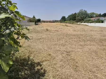 terrain constructible de 592 m²