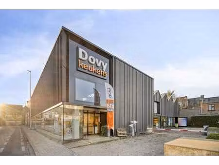 high-end commercieel gebouw op baanlocatie met ruime priv...